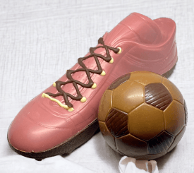 Chaussure et ballon de foot en chocolat