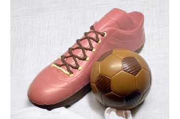 Chaussure et ballon de foot en chocolat