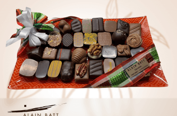 Assiette rouge garnie de chocolats